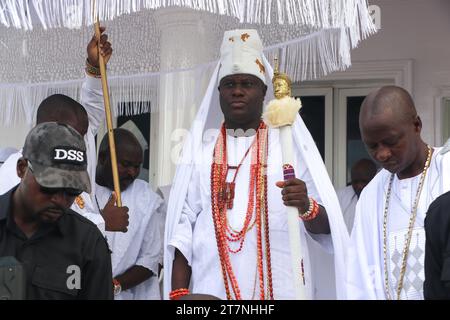 OBA Adeyeye Enitan Ogunwusi (Zentrum) die Ooni of Ife, der traditionelle Monarch, feiert das Olojo Festival in Ile-Ife, im Bundesstaat Osun. Das Olojo-Festival ist eine Feier von Ogun, dem Gott von Eisen, und erinnert an den Abstieg von Oduduwa zur Ile-Ife, die Feier des ersten Sonnenaufgangs, des ersten Nachmittags und der ersten Nacht der Schöpfung. Das Olojo-Festival ist eines der ältesten in Afrika, das im ganzen Yoruba-Land gefeiert wird. Es feiert den Beginn des ersten Tages der Existenz auf der Erde, wo der Monarch die heilige Krone trägt, die größere Bedeutung bei der Olojo-Feier in Nigeria hat. Stockfoto