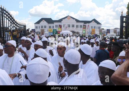 Die Besucher kommen zusammen, um das Olojo Festival in Ile-Ife im Bundesstaat Osun zu beobachten. Das Olojo-Festival ist eine Feier von Ogun, dem Gott von Eisen, und erinnert an den Abstieg von Oduduwa zur Ile-Ife, die Feier des ersten Sonnenaufgangs, des ersten Nachmittags und der ersten Nacht der Schöpfung. Das Olojo-Festival ist eines der ältesten in Afrika, das im ganzen Yoruba-Land gefeiert wird. Es feiert den Beginn des ersten Tages der Existenz auf der Erde, wo der Monarch die heilige Krone trägt, die größere Bedeutung bei der Olojo-Feier in Nigeria hat. Stockfoto