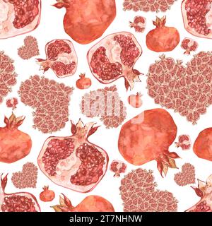 Aquarellmuster mit Granatäpfeln. Nahtloser Druck von Granatapfelscheiben, Granatapfelherz, Reifen Herbstfrüchten, Granatapfelwein auf einer weißen Ba Stockfoto