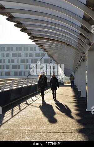 Zwei Frauen in Winterkleidung auf der Bell's Bridge über den Fluss Clyde in Glasgow, Schottland Stockfoto