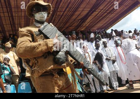 Die Besucher kommen zusammen, um das Olojo Festival in Ile-Ife im Bundesstaat Osun zu beobachten. Das Olojo-Festival ist eine Feier von Ogun, dem Gott von Eisen, und erinnert an den Abstieg von Oduduwa zur Ile-Ife, die Feier des ersten Sonnenaufgangs, des ersten Nachmittags und der ersten Nacht der Schöpfung. Das Olojo-Festival ist eines der ältesten in Afrika, das im ganzen Yoruba-Land gefeiert wird. Es feiert den Beginn des ersten Tages der Existenz auf der Erde, wo der Monarch die heilige Krone trägt, die größere Bedeutung bei der Olojo-Feier in Nigeria hat. Stockfoto