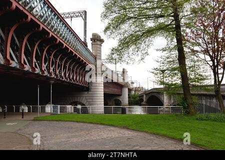 Unterhalb der Caledonian Railway Bridge und der King George 5th Road Bridge in Glasgow, Schottland. Stockfoto