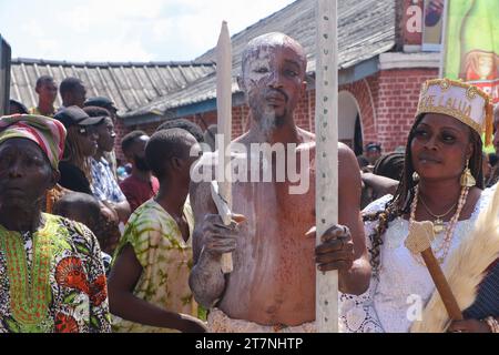 Die Besucher kommen zusammen, um das Olojo Festival in Ile-Ife im Bundesstaat Osun zu beobachten. Das Olojo-Festival ist eine Feier von Ogun, dem Gott von Eisen, und erinnert an den Abstieg von Oduduwa zur Ile-Ife, die Feier des ersten Sonnenaufgangs, des ersten Nachmittags und der ersten Nacht der Schöpfung. Das Olojo-Festival ist eines der ältesten in Afrika, das im ganzen Yoruba-Land gefeiert wird. Es feiert den Beginn des ersten Tages der Existenz auf der Erde, wo der Monarch die heilige Krone trägt, die größere Bedeutung bei der Olojo-Feier in Nigeria hat. Stockfoto