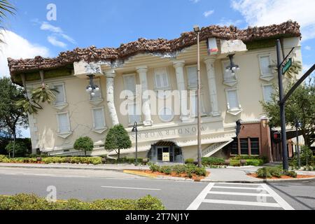 WonderWorks ist ein Vergnügungspark für den Geist mit einer Fläche von 35.000 Quadratmetern im umgedrehten Haus in Orland, Florida Stockfoto