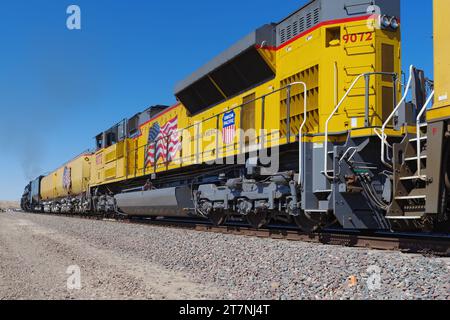 Der Zug „Big Boy“ der Union Pacific Railroad fährt durch den Rockview Natural Park in Victorville auf dem Weg nach Barstow, Kalifornien. Stockfoto