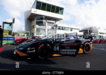 Strecke Vallelunga, Rom, Italien 16/11/2023 - Lamborghini Super Trofeo Nordamerika Runde 6, Tag 1, Rennen 1. Erste Startreihe auf der Rennstrecke mit Lamborghini Huracan. Foto: Fabio Pagani/Alamy Live News Stockfoto