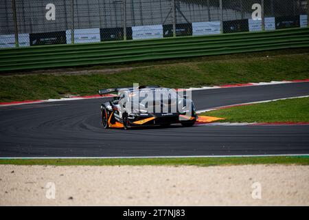 Strecke Vallelunga, Rom, Italien 16/11/2023 - Lamborghini Super Trofeo Nordamerika Runde 6, Tag 1, Rennen 1. Ryan Norman (USA) Car Nr.184, WTR-Team in Aktion auf Rennstrecke mit Lamborghini Huracan. Foto: Fabio Pagani/Alamy Live News Stockfoto