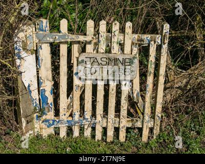 Altes hölzernes Gartentor für 'Jasmine Cottage' mit abblätternder Farbe und verrottendem Holz, Wyfordby, Leicestershire, England, Großbritannien Stockfoto