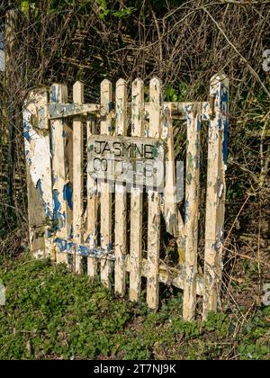 Altes hölzernes Gartentor für 'Jasmine Cottage' mit abblätternder Farbe und verrottendem Holz, Wyfordby, Leicestershire, England, Großbritannien Stockfoto