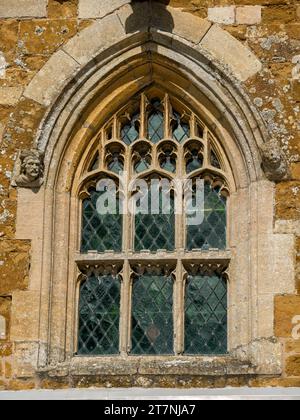 Alten befleckten Glasfenster und gotische Mauerwerk, St James Church, kleine Dalby, Melton Mowbray, Leicestershire, England, UK Stockfoto