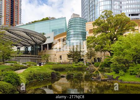 Tokio, Japan - 8. April 2023: park vor dem Roppongi Hills Mori Tower, einem 54-stöckigen Wolkenkratzer mit gemischter Nutzung in Roppongi, Minato. Fertiggestellt im Jahr 2003 IT i Stockfoto