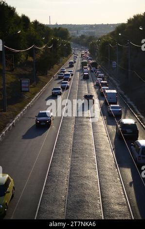 KHARKIV, UKRAINE - 25. OKTOBER 2019 aus der Luft bei Sonnenuntergang mit den Straßen des Stadtzentrums von Charkiw. Autos, die das Wohnviertel fahren Stockfoto