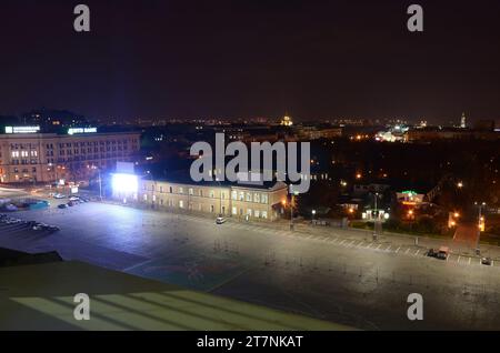 KHARKIV, UKRAINE - 25. OKTOBER 2019 aus der Luft bei Sonnenuntergang mit den Straßen des Stadtzentrums von Charkiw. Autos, die das Wohnviertel fahren Stockfoto