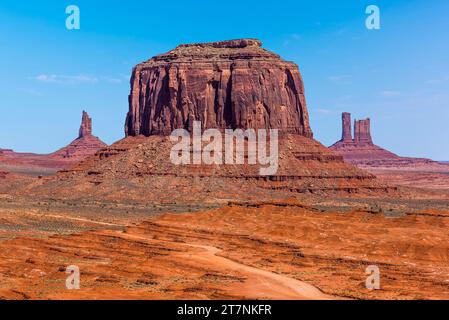 Ein dominanter Blick auf Merrick Butte mit East Mitten und West Mitten Buttes im Monument Valley Tribal Park im Frühling Stockfoto