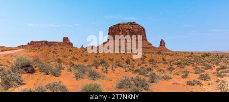 Merrick Butte, East Mitten Butte und West Mittens Butte von hinten im Monument Valley Tribal Park im Frühling Stockfoto