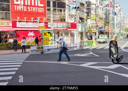 Osaka, Japan - 13. April 2023: Straßenszene mit Verkehrspolizisten in der Innenstadt von Osaka mit nicht identifizierten Personen. Osaka ist der drittgrößte Pop Stockfoto