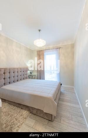 Luxuriöse Und Moderne Schlafzimmereinrichtung. Kingsize-Bett und Möbel. Startseite. Stockfoto