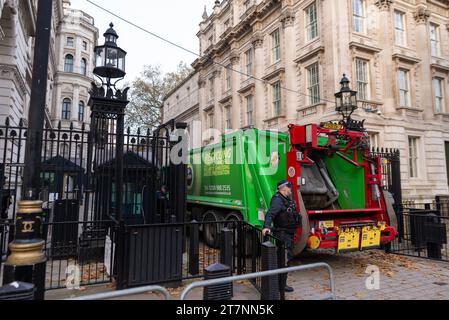 Müllwagen in die Downing Street bei Whitehall, Westminster, London, Großbritannien. Sitz des Premierministers. Recycling-Lkw Stockfoto