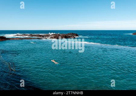 Natürliche Lavabecken auf der Insel Teneriffa. Schwimmen im Atlantischen Ozean Stockfoto