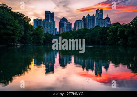 Panoramablick auf die Skyline von Atlanta bei Sonnenuntergang vom Piedmont Park in der Innenstadt von Atlanta. Stockfoto