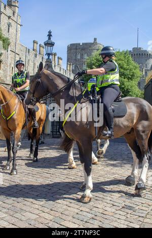 Am 15. Juni 2023 wurden Polizeibeamte auf den Straßen vor dem Royal Windsor Castle, einer offiziellen königlichen Residenz in Berkshire Englan, eingesetzt Stockfoto