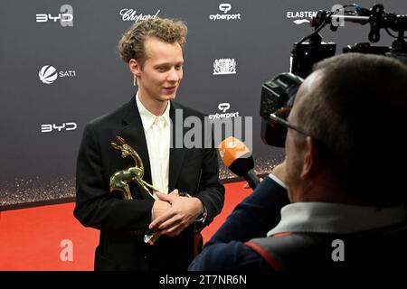 München, Deutschland. November 2023. Schauspieler Felix Kammerer gibt nach der Preisverleihung bei den 75. Bambi Awards in den Bavaria Film Studios ein TV-Interview mit dem Bambi in der Kategorie „nationaler Schauspieler“. Der Bambi-Medienpreis wird seit 1948 vom Verlag Burda verliehen. Er ehrt erfolgreiche und beliebte Prominente. Quelle: Felix Hörhager/dpa/Alamy Live News Stockfoto