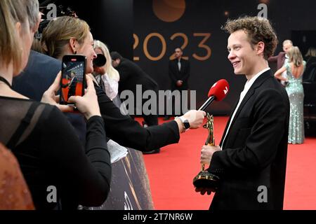 München, Deutschland. November 2023. Schauspieler Felix Kammerer gibt nach der Preisverleihung bei den 75. Bambi Awards in den Bavaria Film Studios ein TV-Interview mit dem Bambi in der Kategorie „nationaler Schauspieler“. Der Bambi-Medienpreis wird seit 1948 vom Verlag Burda verliehen. Er ehrt erfolgreiche und beliebte Prominente. Quelle: Felix Hörhager/dpa/Alamy Live News Stockfoto