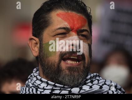 Malaga, Spanien. November 2023. Ein Mann, dessen Gesicht mit der Farbe der palästinensischen Flagge bemalt ist, wird bei einer zweiten Studentendemonstration zur Unterstützung Palästinas und Gazastreifens Parolen singen sehen. Dutzende von Studenten nahmen an einem Protest der studentengewerkschaft Teil, der ein Ende der Bombardierung von Gaza forderte und in Solidarität mit dem palästinensischen Volk inmitten des Krieges zwischen Israel und der Hamas forderte. Quelle: SOPA Images Limited/Alamy Live News Stockfoto