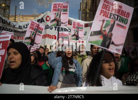 Malaga, Spanien. November 2023. Studenten werden bei einer zweiten Studentendemonstration zur Unterstützung Palästinas und Gazastreifens mit Plakaten und Slogans gesehen. Dutzende von Studenten nahmen an einem Protest der studentengewerkschaft Teil, der ein Ende der Bombardierung von Gaza forderte und in Solidarität mit dem palästinensischen Volk inmitten des Krieges zwischen Israel und der Hamas forderte. Quelle: SOPA Images Limited/Alamy Live News Stockfoto