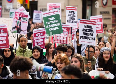 Malaga, Spanien. November 2023. Studenten, die an einer zweiten Studentendemonstration zur Unterstützung Palästinas und Gazastreifens teilnehmen, werden auf einer Straße marschieren und Plakate halten. Dutzende von Studenten nahmen an einem Protest der studentengewerkschaft Teil, der ein Ende der Bombardierung von Gaza forderte und in Solidarität mit dem palästinensischen Volk inmitten des Krieges zwischen Israel und der Hamas forderte. Quelle: SOPA Images Limited/Alamy Live News Stockfoto