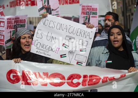 Malaga, Spanien. November 2023. Studenten werden mit einem Plakat gegen Völkermord in Gaza gesehen, während sie an einer zweiten Studentendemonstration zur Unterstützung Palästinas und Gazastreifens teilnehmen. Dutzende von Studenten nahmen an einem Protest der studentengewerkschaft Teil, der ein Ende der Bombardierung von Gaza forderte und in Solidarität mit dem palästinensischen Volk inmitten des Krieges zwischen Israel und der Hamas forderte. Quelle: SOPA Images Limited/Alamy Live News Stockfoto