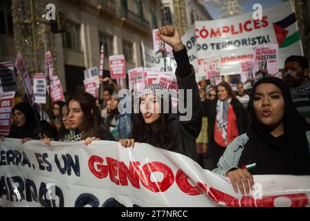 Malaga, Spanien. November 2023. Eine Frau wird gesehen, wie sie an einer zweiten Studentendemonstration zur Unterstützung Palästinas und Gazastreifens teilnimmt und Slogans singt. Dutzende von Studenten nahmen an einem Protest der studentengewerkschaft Teil, der ein Ende der Bombardierung von Gaza forderte und in Solidarität mit dem palästinensischen Volk inmitten des Krieges zwischen Israel und der Hamas forderte. Quelle: SOPA Images Limited/Alamy Live News Stockfoto