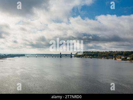 Modernisierte Burlington Rail Bridge mit vertikaler Hubweite für den Mississippi River Binnenschiffverkehr zwischen Iowa und Illinois Stockfoto