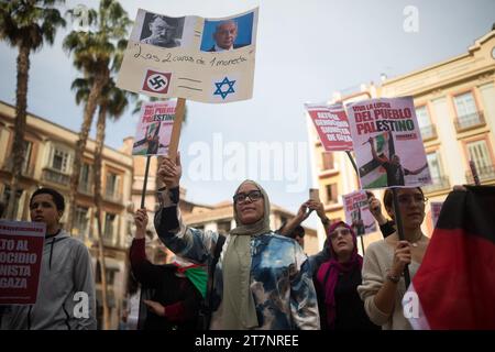 Malaga, Spanien. November 2023. Eine Frau wird gesehen, wie sie ein Plakat gegen Präsident Benjamin Netanjahu hält, während sie an einer zweiten Studentendemonstration zur Unterstützung Palästinas und Gazastreifens teilnimmt. Dutzende von Studenten nahmen an einem Protest der studentengewerkschaft Teil, der ein Ende der Bombardierung von Gaza forderte und in Solidarität mit dem palästinensischen Volk inmitten des Krieges zwischen Israel und der Hamas forderte. Quelle: SOPA Images Limited/Alamy Live News Stockfoto