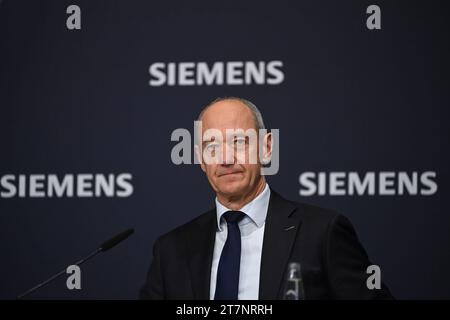 Roland Busch CEO, Vorstandsvorsitzender, Einzelbild, angeschnittenes Einzelmotiv, Portraet, Porträt, Porträt. Jahrespressekonferenz SIEMENS AG, Bilanz Pressekonferenz am 16.11.2023. *** Roland Busch CEO, Vorstandsvorsitzender, Einzelbild, zugeschnittenes Einzelmotiv, Porträt, Porträt, Portrait Annual Press Conference SIEMENS AG, Bilanzpressekonferenz am 16 11 2023 Credit: Imago/Alamy Live News Stockfoto