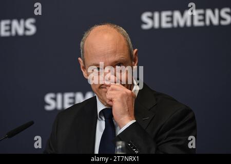 Roland Busch CEO, Vorstandsvorsitzender, skeptisch, Einzelbild, angeschnittenes Einzelmotiv, Portraet, Porträt, Porträt. Jahrespressekonferenz SIEMENS AG, Bilanz Pressekonferenz am 16.11.2023. *** Roland Busch CEO, Vorstandsvorsitzender, skeptisch, Einzelbild, zugeschnittenes Einzelmotiv, Porträt, Porträt, Porträt Jahrespressekonferenz SIEMENS AG, Bilanzpressekonferenz am 16 11 2023 Credit: Imago/Alamy Live News Stockfoto