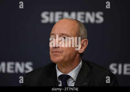 Roland Busch CEO, Vorstandsvorsitzender, Einzelbild, angeschnittenes Einzelmotiv, Portraet, Porträt, Porträt. Jahrespressekonferenz SIEMENS AG, Bilanz Pressekonferenz am 16.11.2023. *** Roland Busch CEO, Vorstandsvorsitzender, Einzelbild, zugeschnittenes Einzelmotiv, Porträt, Porträt, Portrait Annual Press Conference SIEMENS AG, Bilanzpressekonferenz am 16 11 2023 Credit: Imago/Alamy Live News Stockfoto