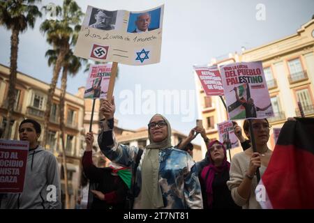 Malaga, Spanien. November 2023. Eine Frau wird gesehen, wie sie ein Plakat gegen Präsident Benjamin Netanjahu hält, während sie an einer zweiten Studentendemonstration zur Unterstützung Palästinas und Gazastreifens teilnimmt. Dutzende von Studenten nahmen an einem Protest der studentengewerkschaft Teil, der ein Ende der Bombardierung von Gaza forderte und in Solidarität mit dem palästinensischen Volk inmitten des Krieges zwischen Israel und der Hamas forderte. (Foto von Jesus Merida/SOPA Images/SIPA USA) Credit: SIPA USA/Alamy Live News Stockfoto