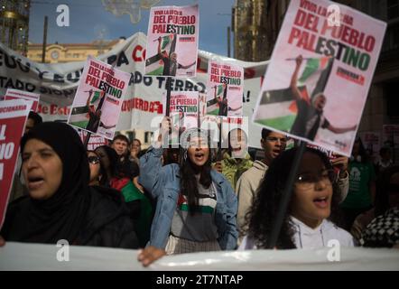 Malaga, Spanien. November 2023. Studenten werden bei einer zweiten Studentendemonstration zur Unterstützung Palästinas und Gazastreifens mit Plakaten und Slogans gesehen. Dutzende von Studenten nahmen an einem Protest der studentengewerkschaft Teil, der ein Ende der Bombardierung von Gaza forderte und in Solidarität mit dem palästinensischen Volk inmitten des Krieges zwischen Israel und der Hamas forderte. (Foto von Jesus Merida/SOPA Images/SIPA USA) Credit: SIPA USA/Alamy Live News Stockfoto