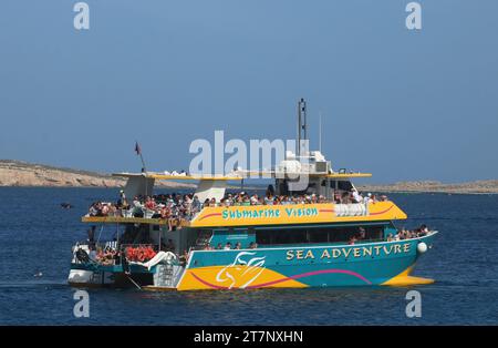 Sea Adventure Exkursionen Freizeitboot verlässt den Hafen von Bugibba, Malta, für Ausflüge rund um den lokalen Teil des Mittelmeers, 27. Oktober 2023. Stockfoto