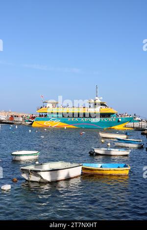 Sea Adventure Exkursionen Vergnügungsboot im Hafen von Bugibba, Malta, Vorbereitung auf eine Reise durch den lokalen Teil des Mittelmeers, 27. Oktober 2023. Stockfoto