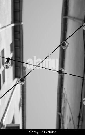 Flacher Blick auf die schwarz-weiße Stadtdekoration Stockfoto