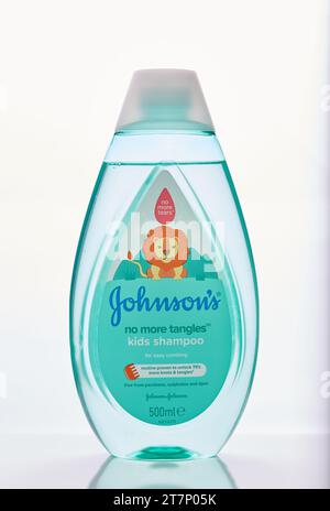 Mansfield, Nottingham, Vereinigtes Königreich, 16. November 2023: Studio-Produktbild von Johnsons Kinder-Shampoo auf weißem Hintergrund. Stockfoto