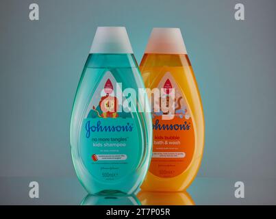 Mansfield, Nottingham, Großbritannien, 16. November 2023: Studio-Produktbild von Johnson's Bath and Wash neben Johnson's Kids Shampoo. Stockfoto