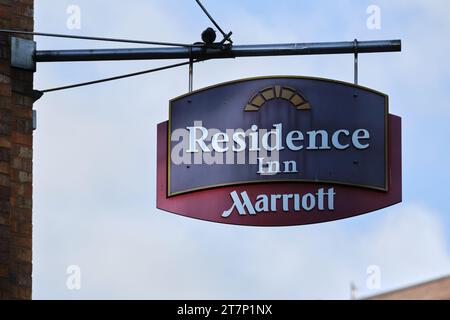 Residence Inn, Marriot Schild hängt an der Seite des Hotels in der Innenstadt von Halifax Stockfoto