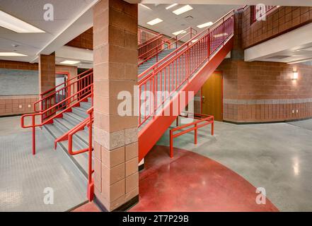 Rutschfeste Bodenstufen und Sicherheitsgeländer auf den Stufen einer Grundschultreppe. Stockfoto