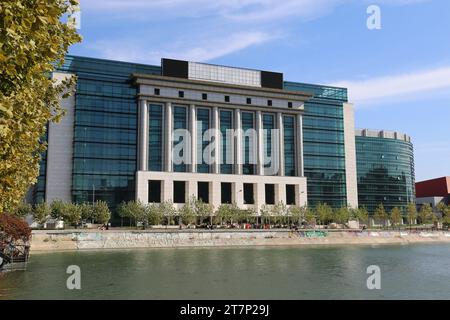 Nationalbibliothek (Biblioteca Nationala) und Fluss Dâmbovița, Bulevardul Unirii (Union Boulevard), Historisches Zentrum, Bukarest, Rumänien, Europa Stockfoto