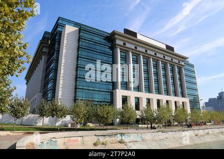 Nationalbibliothek (Biblioteca Nationala) und Fluss Dâmbovița, Bulevardul Unirii (Union Boulevard), Historisches Zentrum, Bukarest, Rumänien, Europa Stockfoto