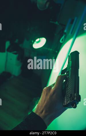 Pistolenpistole künstlerische Fotografie Bucheinband Design. Stockfoto