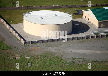 Ein neu gebauter 1,5 Millionen Liter großer kommunaler Wassertank in einer kleinen Stadt im Bundesstaat Washington. Stockfoto